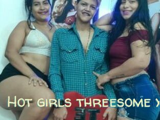 Hot_girls_threesome_x